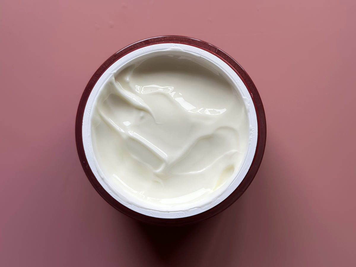 Die Retinol Intense 24h Creme von M. Asam hat eine buttrig-zarte Konsistenz