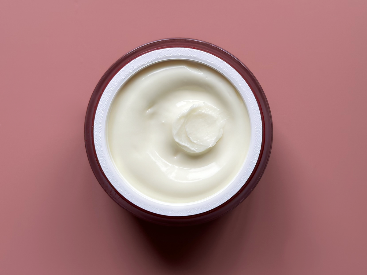 Der Retinol Augenbalsam von M. Asam hat eine eher feste Konsistenz