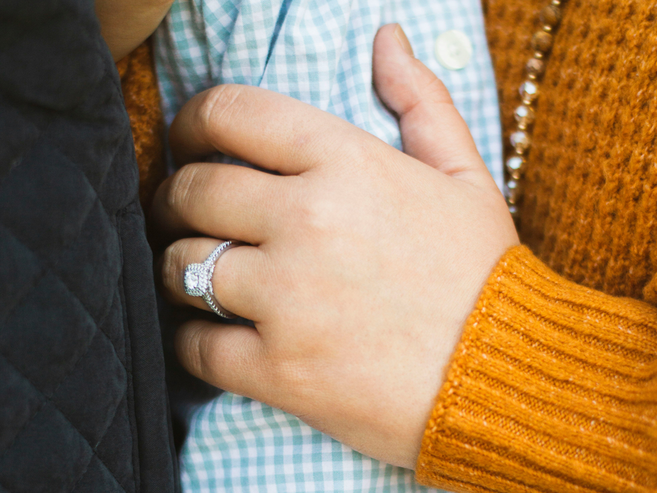 Eine Frau mit passendem Verlobungsring am Finger