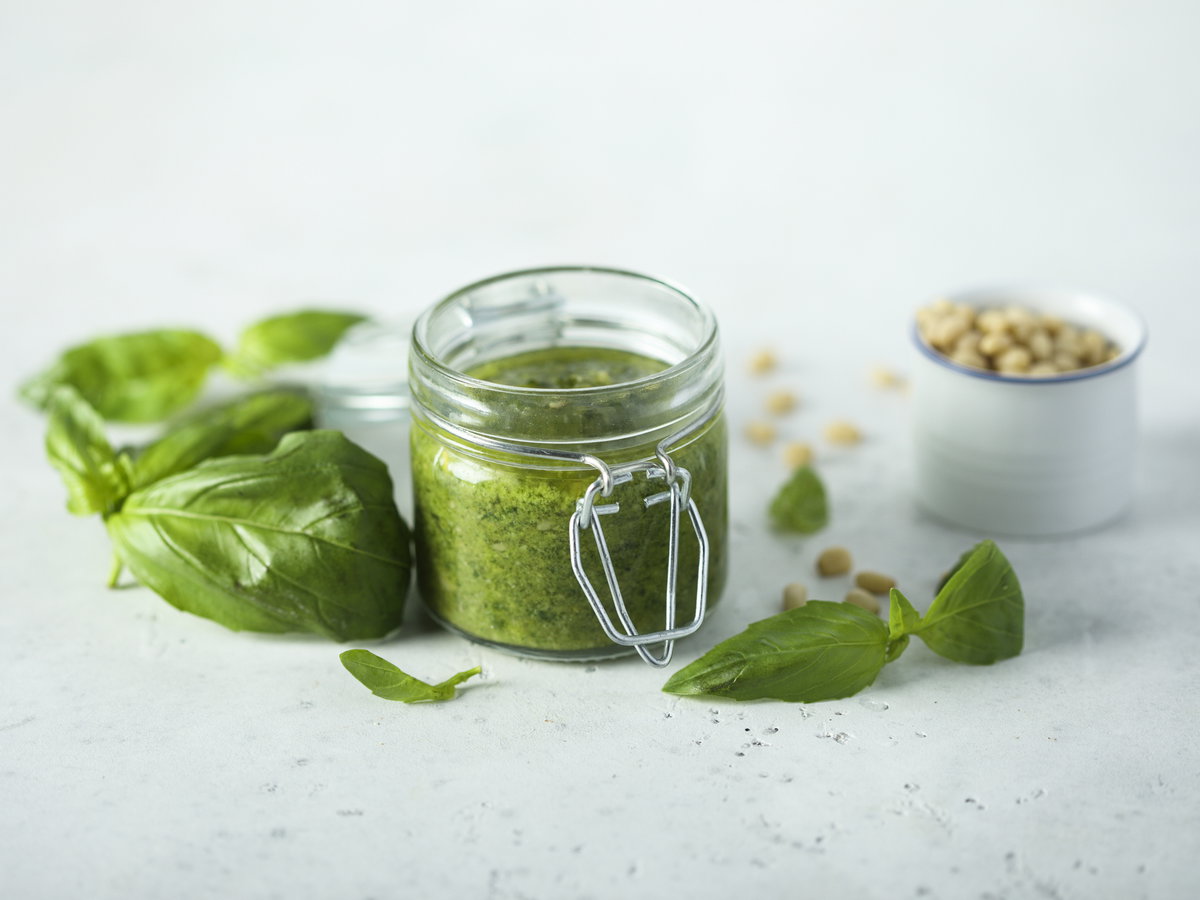 Basilikum-Pesto im Einmachglas