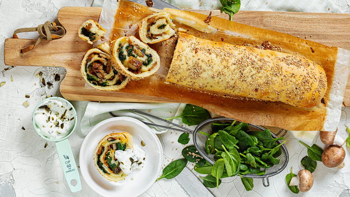 Rezept für veganen Pizzastrudel mit frischen Pilzen und Spinat