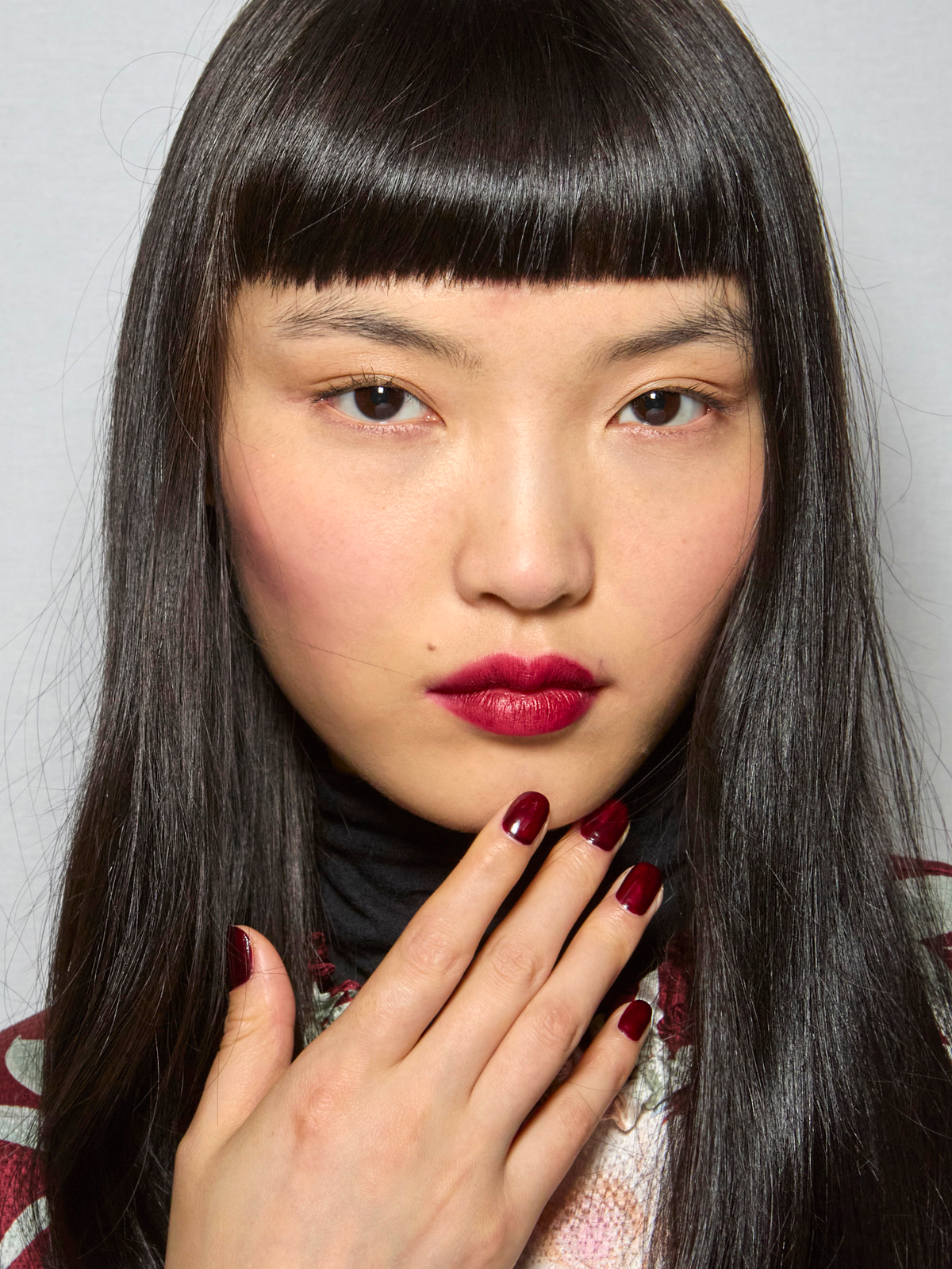 Model mit Rotwein-Nägeln bei der HW/24 Show von Leonard Paris