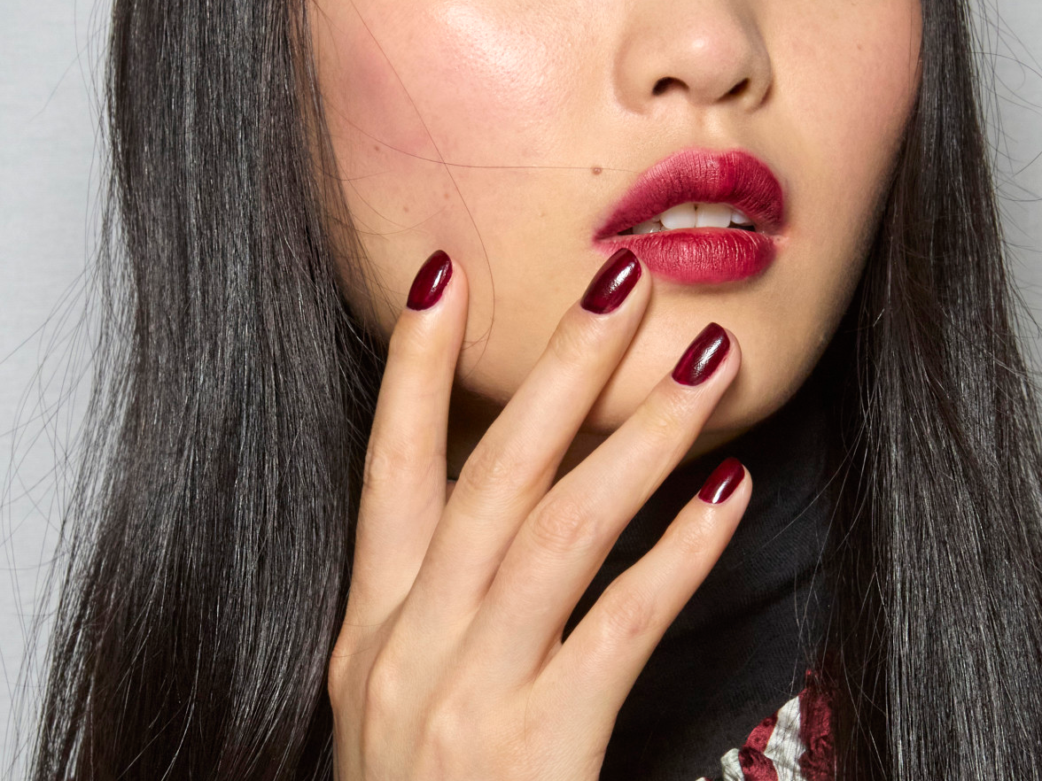 Model mit Rotwein-Nägel bei der HW/24 Show von Leonard Paris