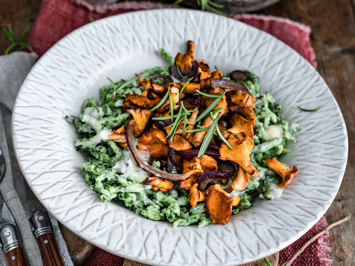 Spinatspätzle mit Pfifferlingen