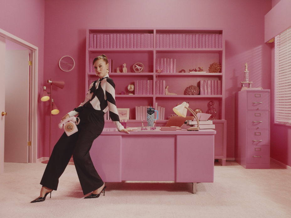 Frau mit Stanley Quencher aus der Barbie-Kollektion