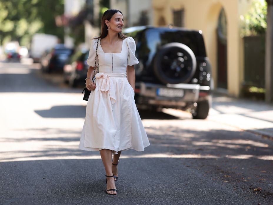Anna Winter trägt ein Dirndl im Streetstyle