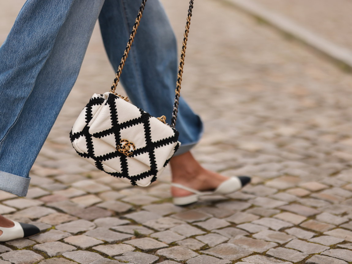 Frau kombiniert Slingpumps zur Schlaghose