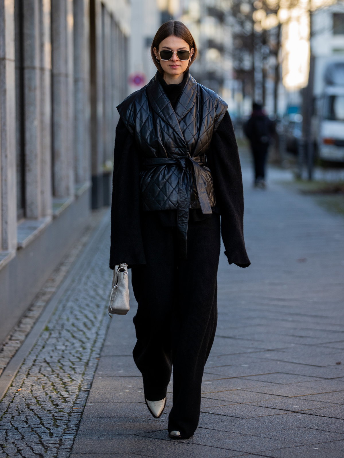 Streetstyle in einem monochromen Look mit Steppweste