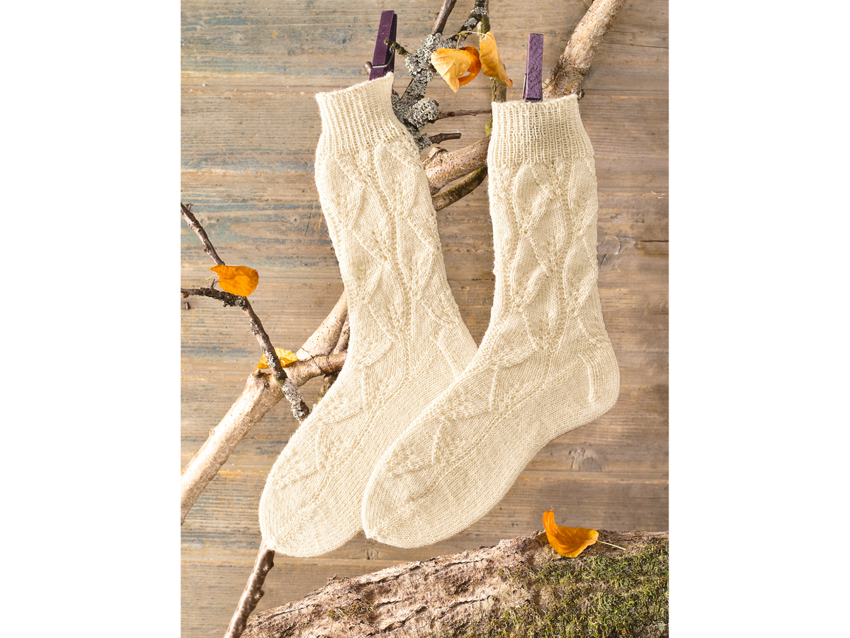Selbst gestrickte Wollsocken mit Blattmuster