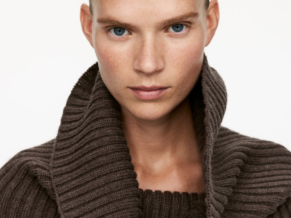 Frau trägt Kleidung der neuen Nativa Wool Knitwear Capsule von Arket