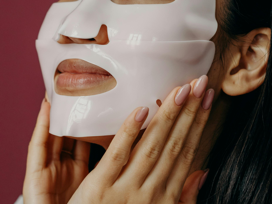 Frau mit der besten Kollagen-Maske von Amazon