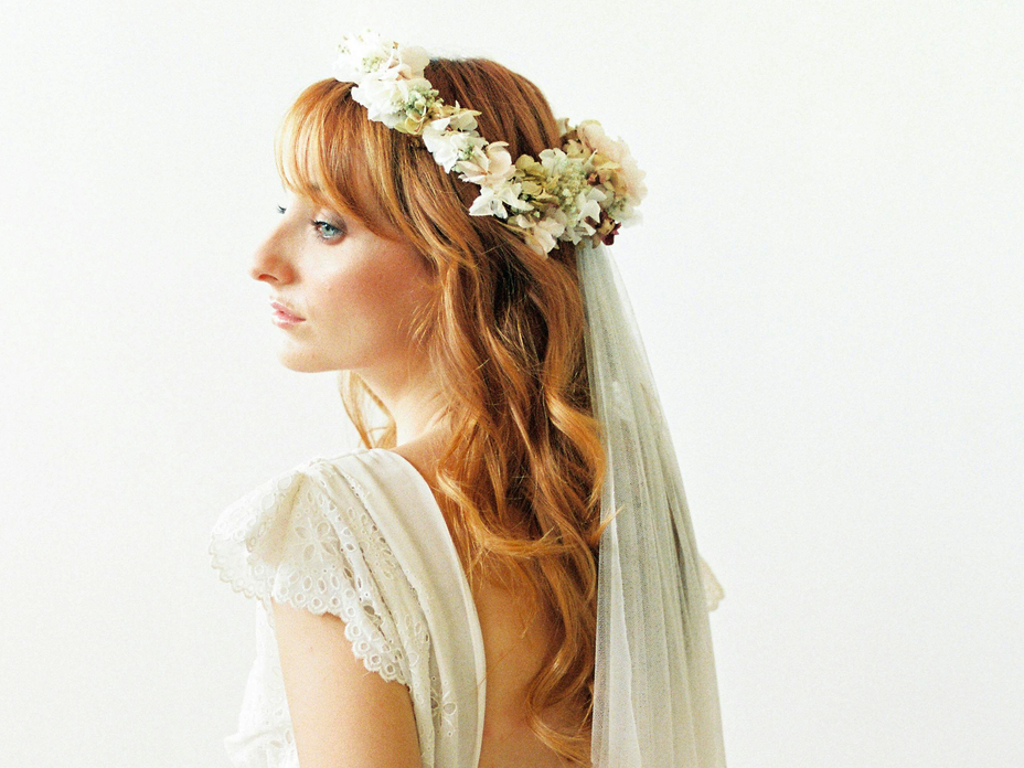 Braut mit selbst gemachtem Blumenkranz