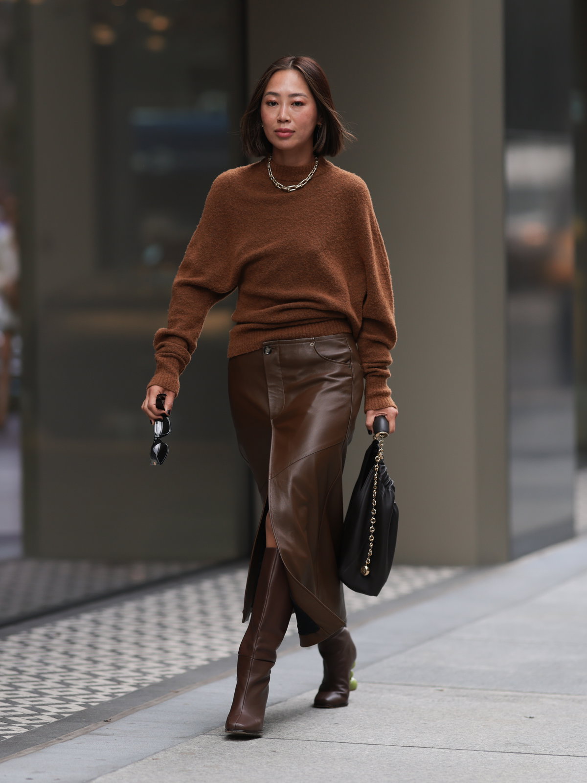 Brauner Pullover im Streetstyle