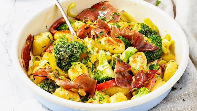 Rezept für Brokkoli-Gnocchi-Pfanne mit Curry und Schinken