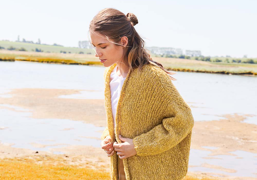 Bunt stricken - Model in Cardigan mit überlangen Schultern