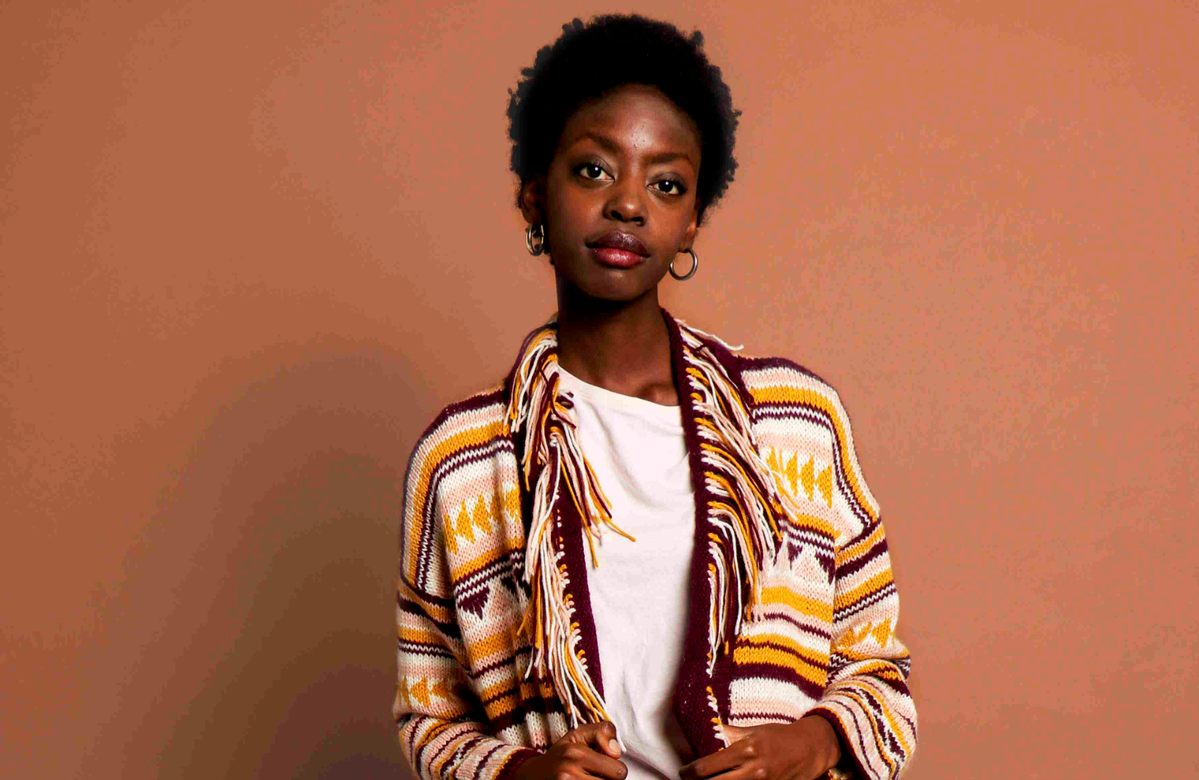 Bunt stricken - Model in Ethno-Cardigan von We Are Knitters