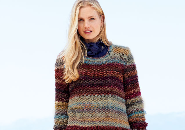 Bunt stricken - Model in lässigem Streifenpullover von Lana Grossa