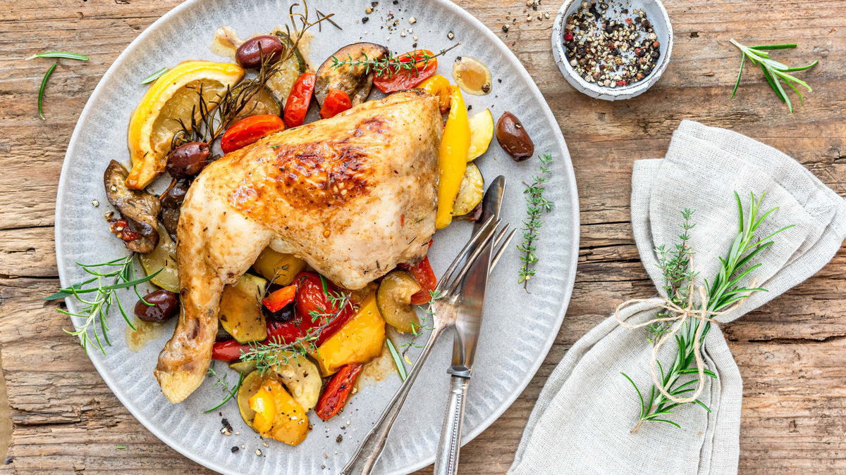 Rezept für Hähnchenkeule aus dem Ofen mit buntem Gemüse 