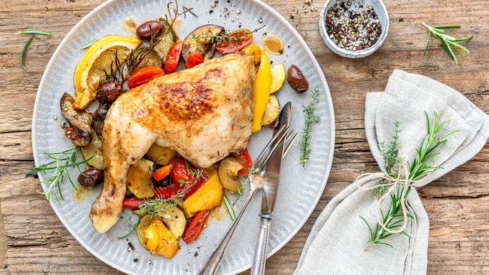 Rezept für Hähnchenkeule aus dem Ofen mit buntem Gemüse