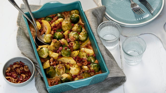 Das winterliche Rezept für den Kartoffel-Rosenkohl-Auflauf mit Walnüssen schmeckt immer