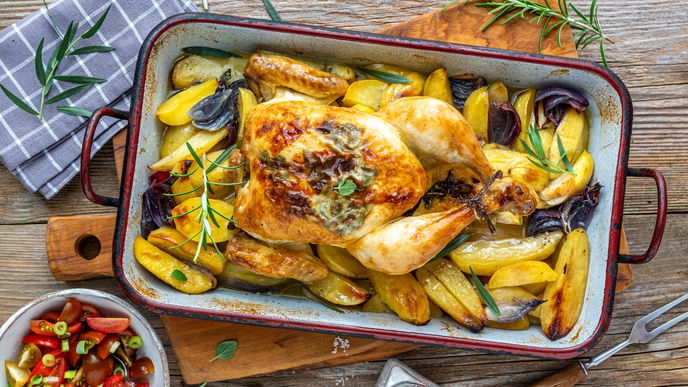 Rezept für Kräuterhähnchen mit Ofenkartoffeln und Tomatensalat