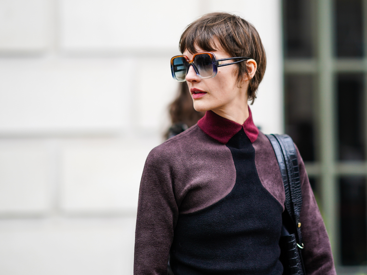 Model mit Mixie Cut mit Pony