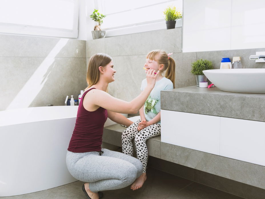 Mutter und Tochter im Badezimmer