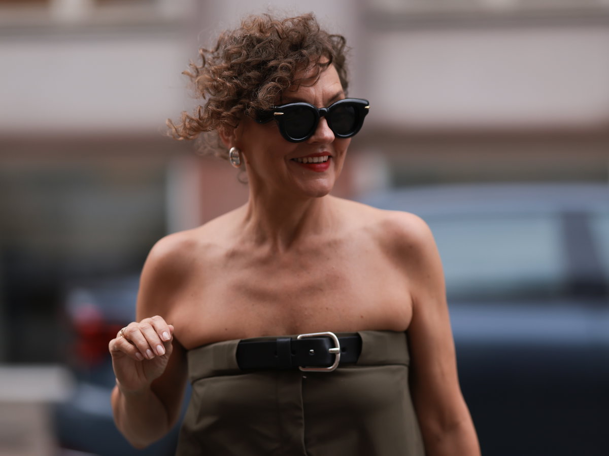 Frau trägt Pixie-Cut Streetstyle