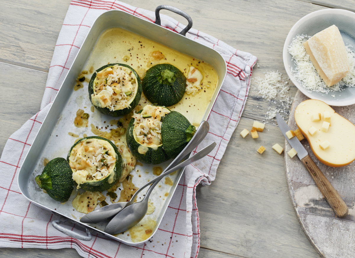Runde Zucchini gefüllt mit Reis