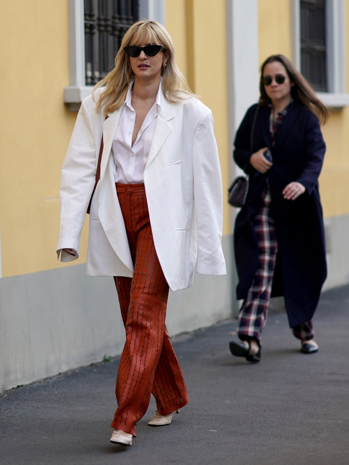 Eleonora Carisi trägt eine weite Hose und Blazer im Streetstyle