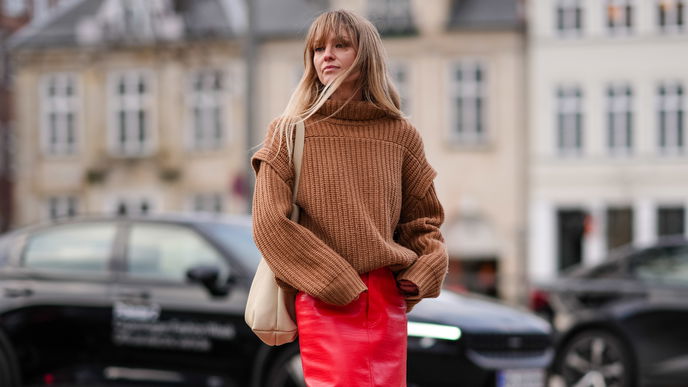 So elegant wie Schwarz: Braune Pullover sind Trend – und werden jetzt so kombiniert
