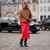 So elegant wie Schwarz: Braune Pullover sind Trend – und werden jetzt so kombiniert