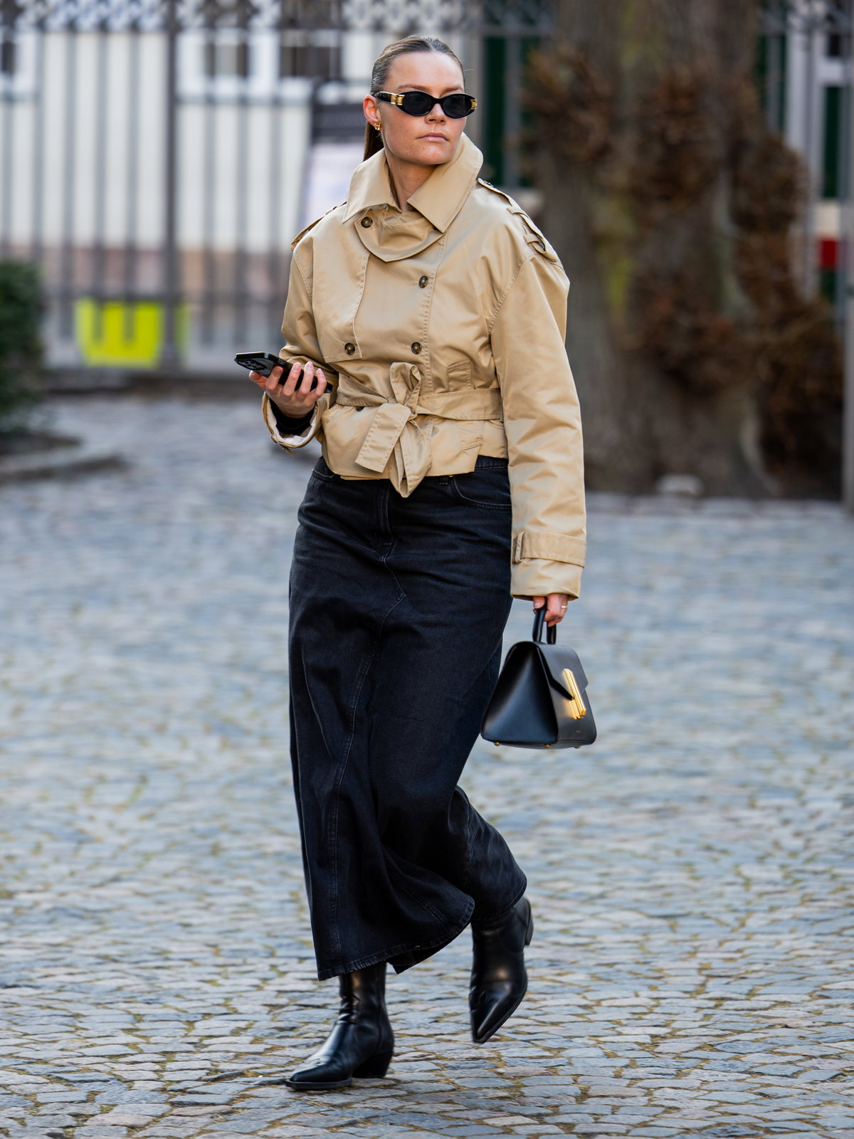 Mathilde Ravn trägt einen kurzen Trenchcoat im Streetstyle