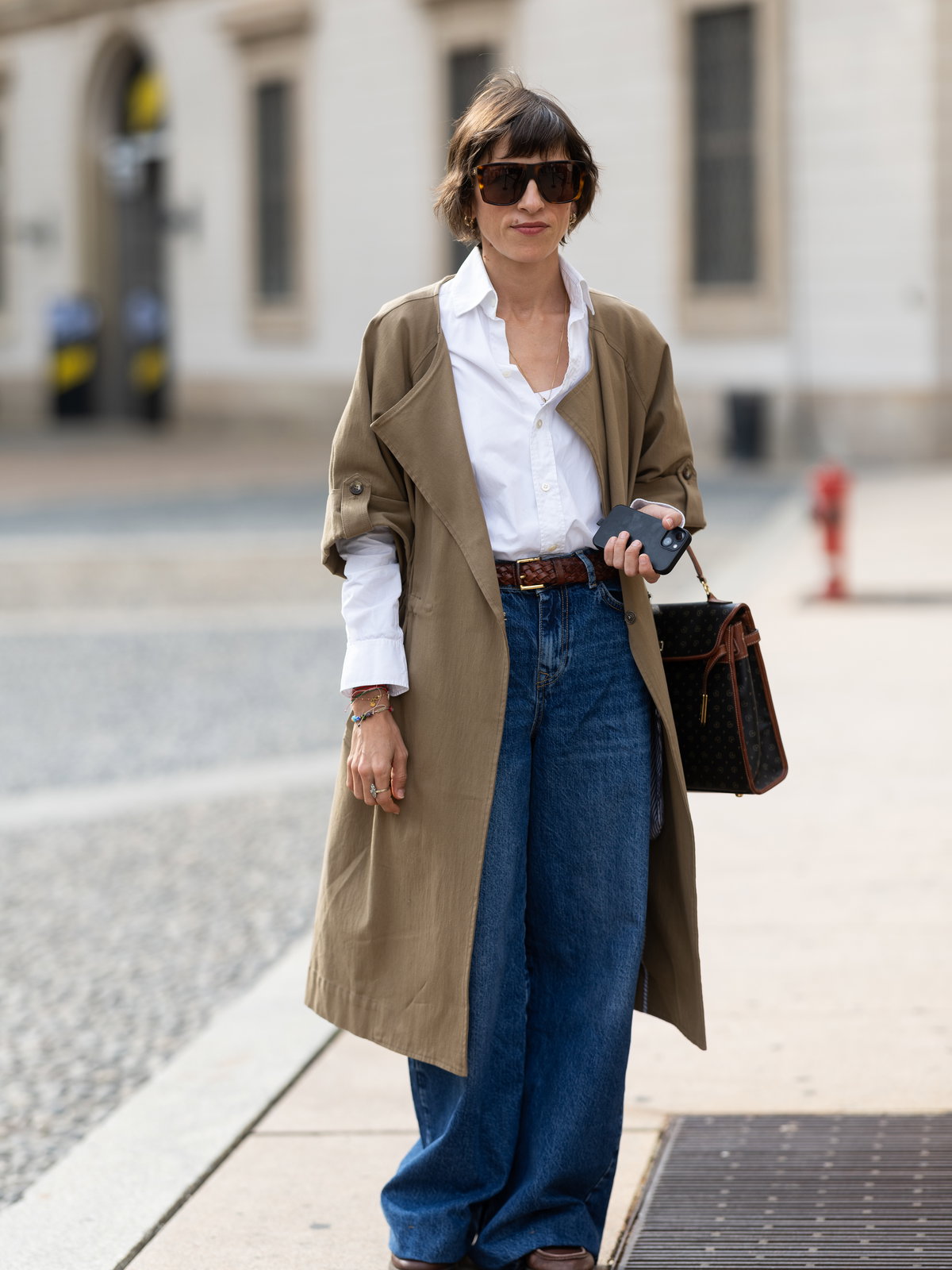 Trenchcoat und Jeans im Streetstyle