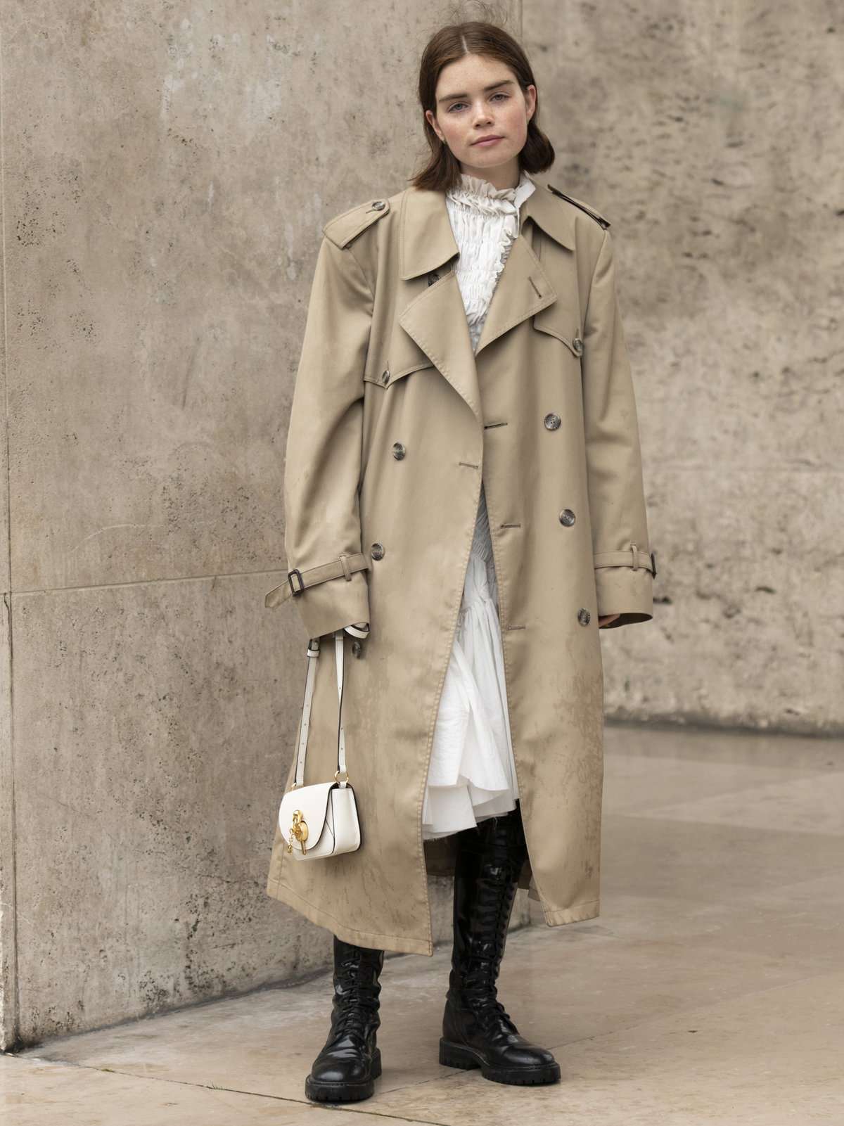 Reese Blutstein trägt Kleid und Trenchcoat im Streetstyle