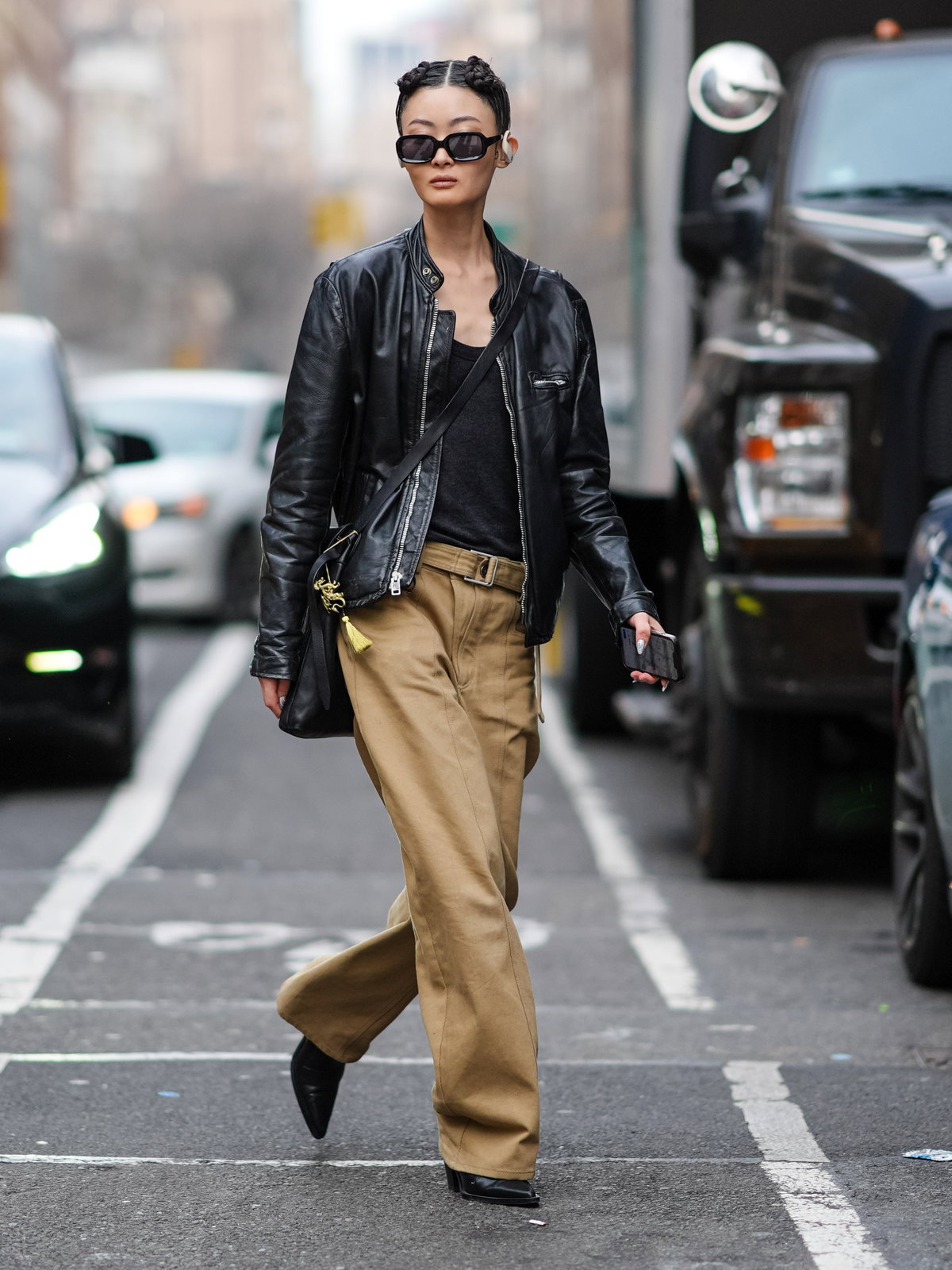 Ein Model trägt eine weite Hose und eine Bikerjacke