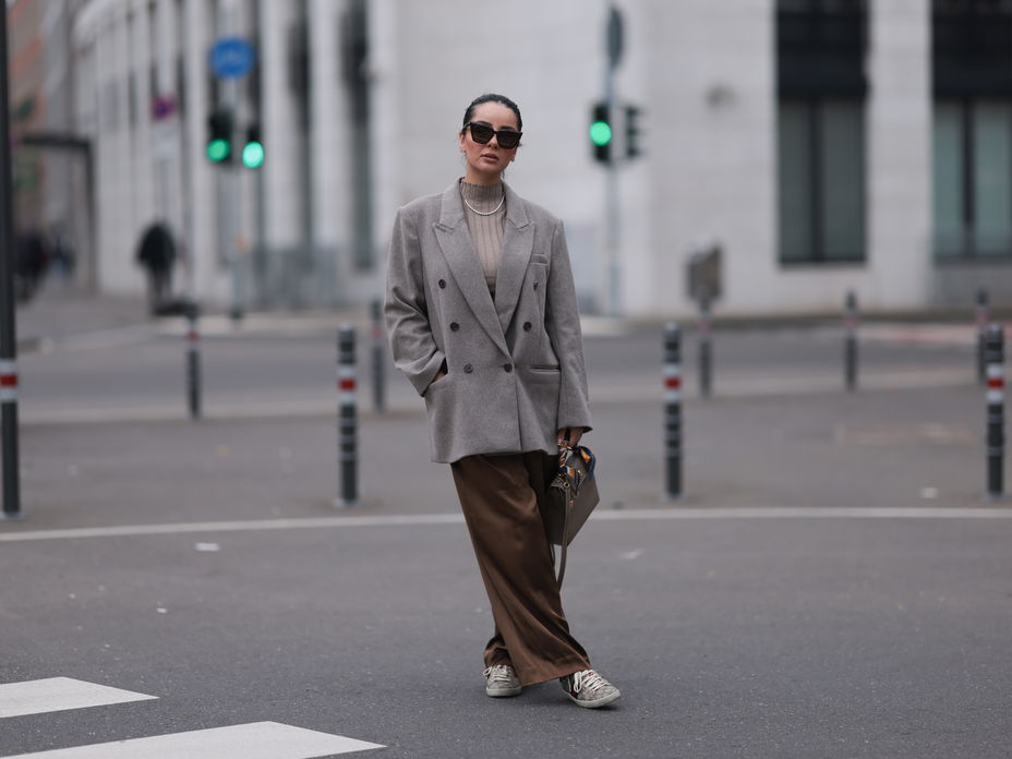 Tara Tut trägt eine weite Hose und einen Blazer im Streetstyle