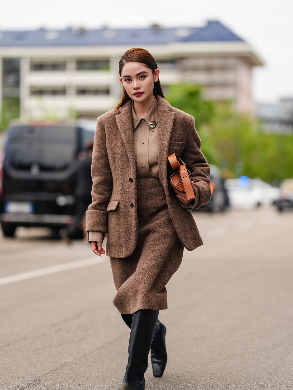 Doudou Babe trägt einen Blazer im Streetstyle