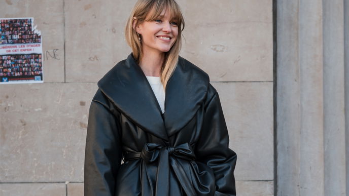 Stylishe Winterjacken, in denen sich kleine Frauen nicht verloren fühlen