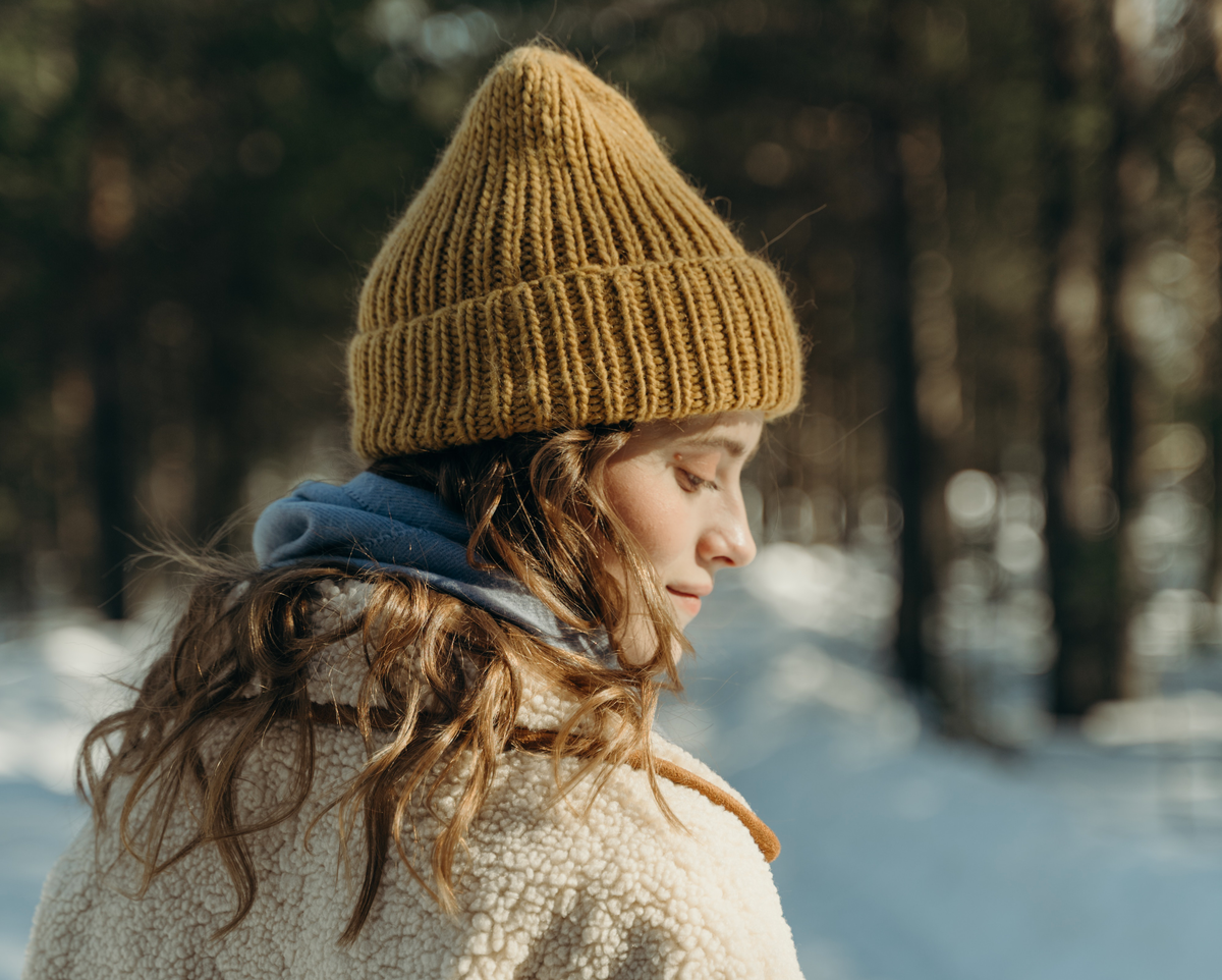 Model in gestrickter Beanie