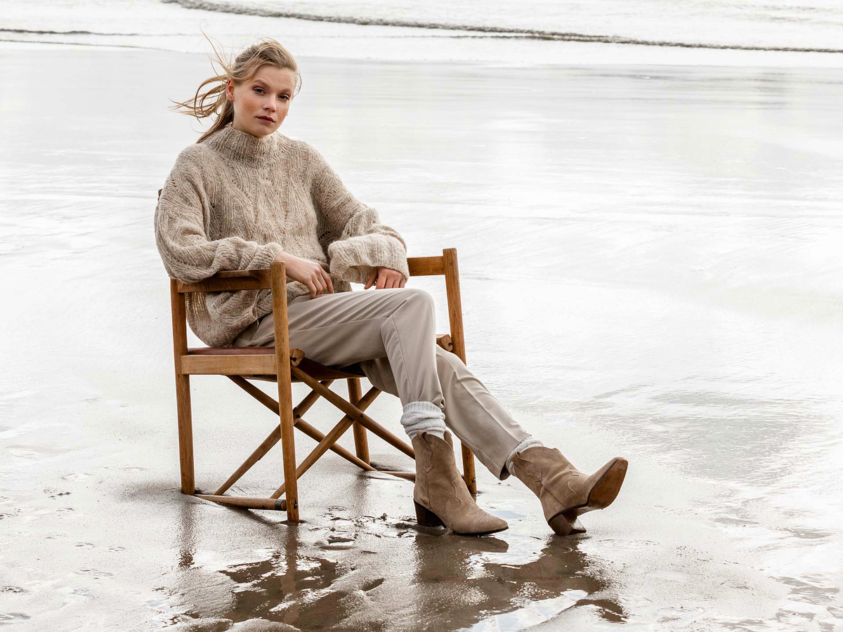 Model in beigefarbenem Pullover mit Flechtmuster von Lana Grossa