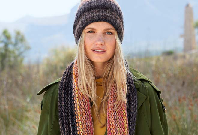 Model mit gestricktem Schal und Mütze von Lana Grossa