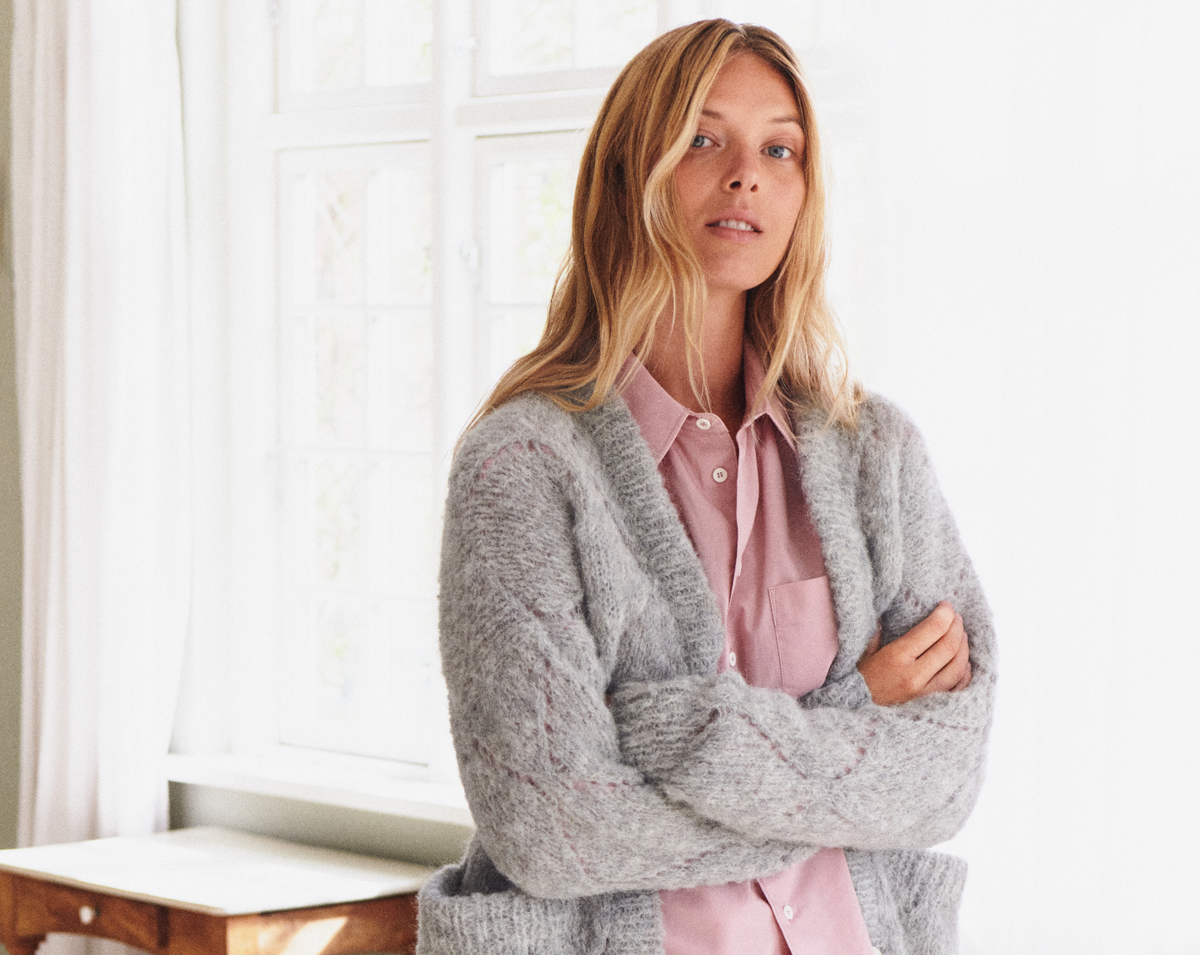 Model in Kuschelstrickjacke von Lana Grossa