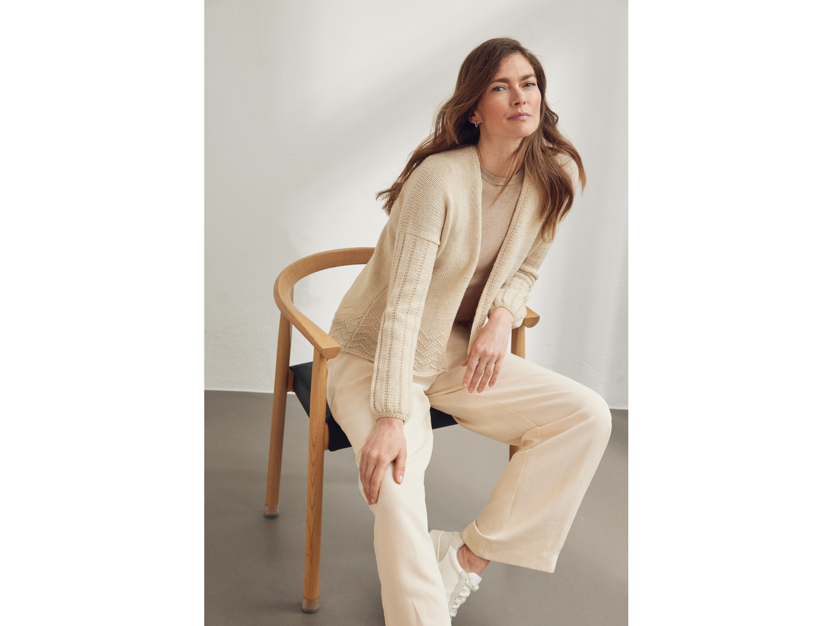 Model in beigefarbener Zickzack-Strickjacke von Lana Grossa