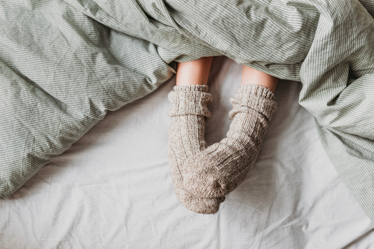 Model mit selbst gestrickten Wollsocken