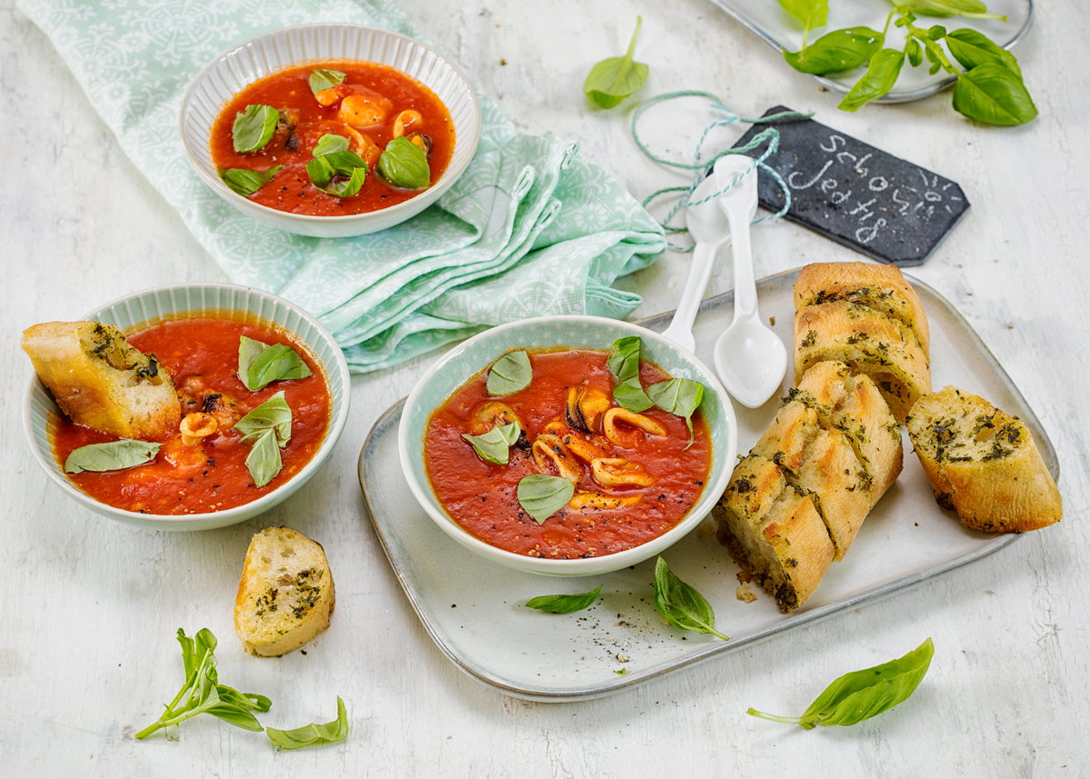 Tomatensuppe mit Meeresfrüchten