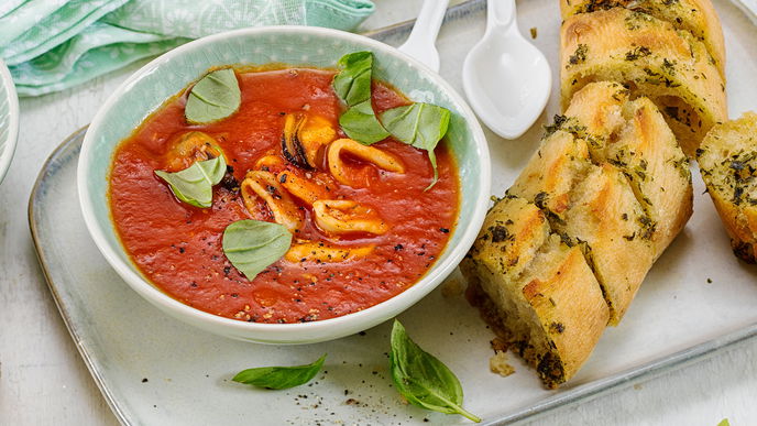 Rezept für Tomatensuppe mit Meeresfrüchten & Knoblauchbrot