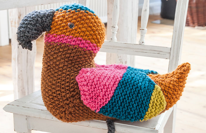 Weihnachtsgeschenke stricken - bunter Vogel
