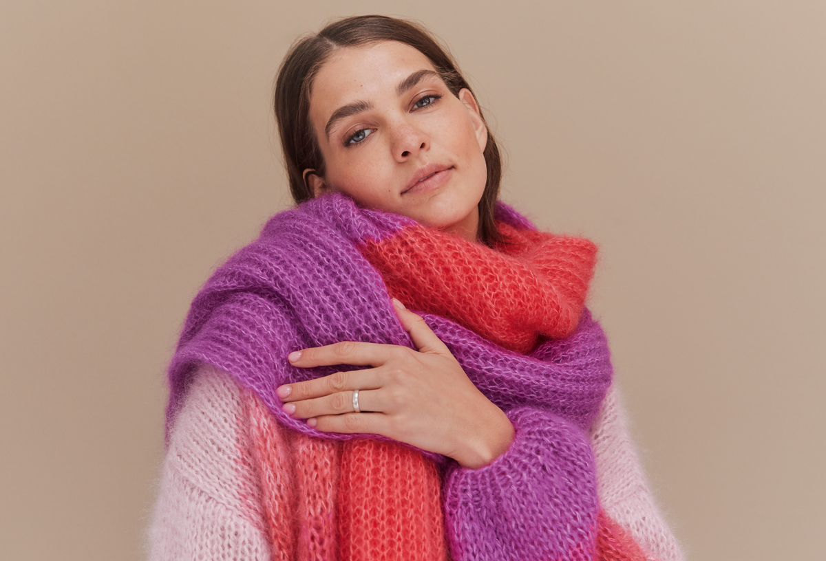 Model mit selbst gestricktem XXL-Schal von Lana Grossa