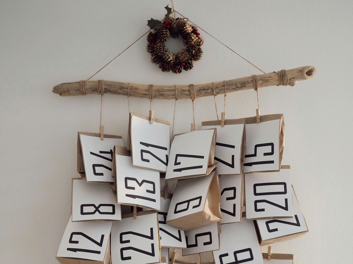 Adventskalender selber machen Idee aus Ästen